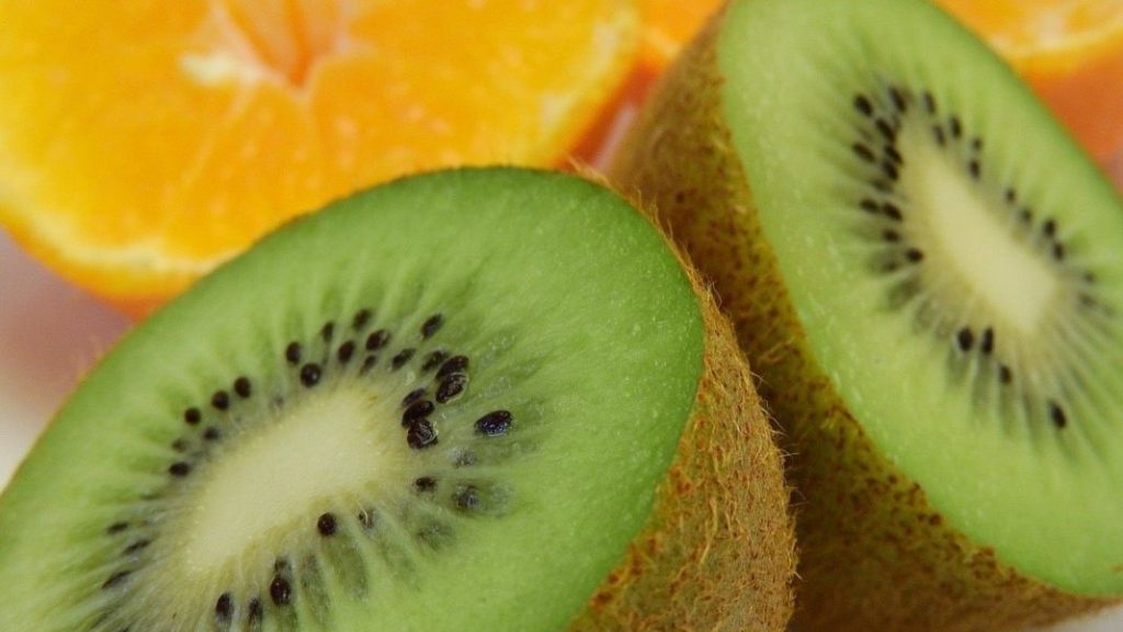 El sorprendente poder del kiwi para mejorar la salud mental y emocional 4 Vida.es Mejora la salud emocional y el bienestar general gracias a su combinación de beneficios