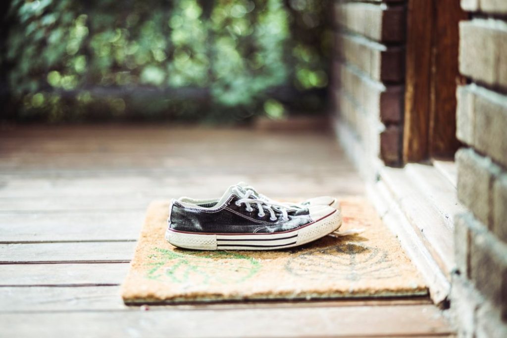 Motivos por los que deberías quitarte los zapatos nada más entrar en casa 1 Vida.es Reducción de la suciedad y los gérmenes en el hogar