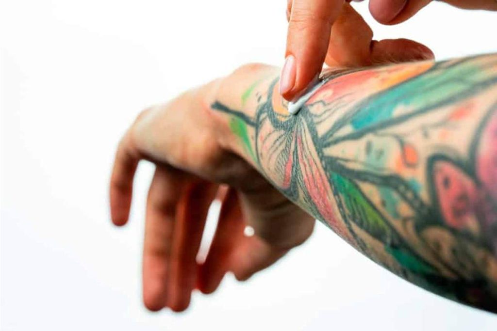 Cómo aplicar correctamente el aceite de coco en un tatuaje