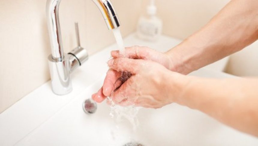 No lavar las manos adecuadamente