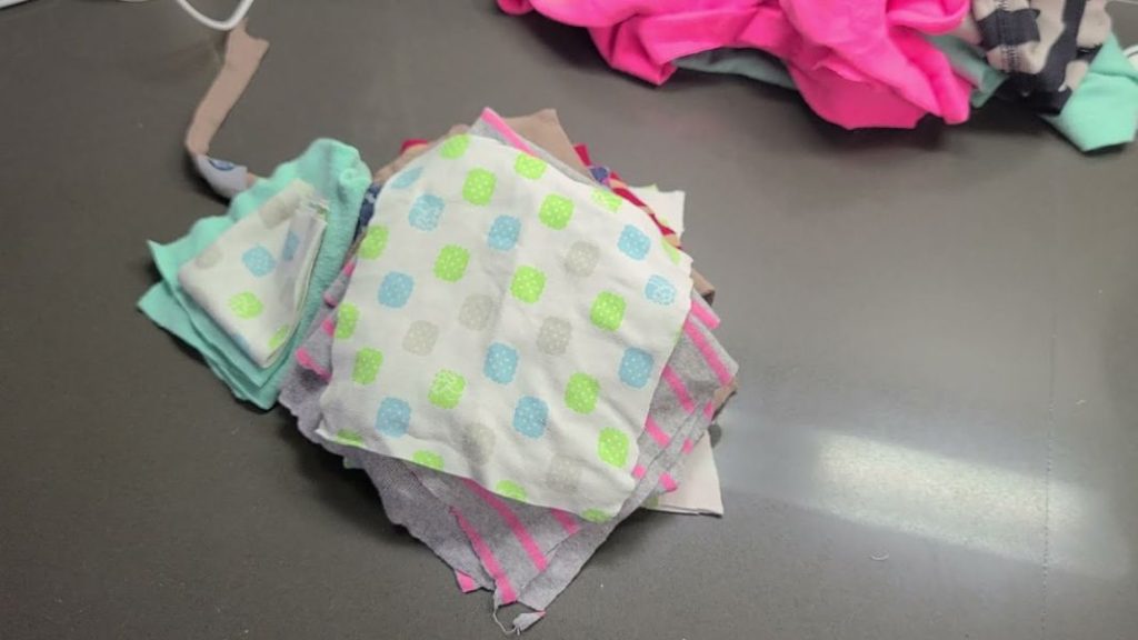 Trucos para reciclar y reutilizar la ropa vieja que no uses 1 Vida.es Transforma tus camisetas en trapos de limpieza resistentes