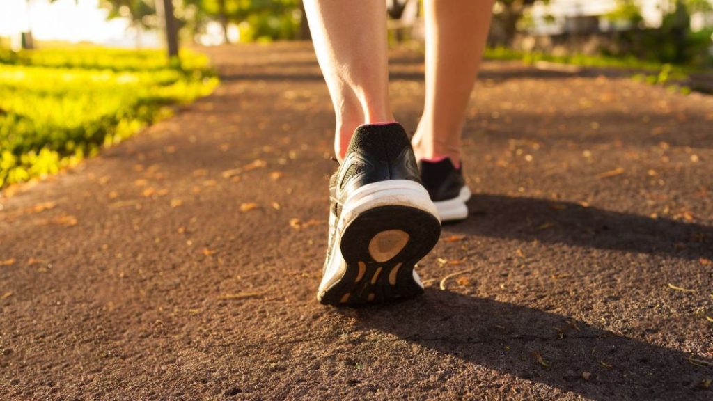 La mejor forma de quemar grasa abdominal andando 2 Vida.es Prestar atención a la postura y la técnica de caminata