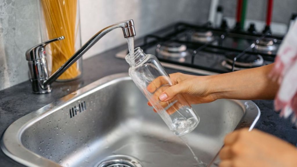 Cómo limpiar correctamente tu botella de agua reutilizable 2 Vida.es Secado completo y almacenamiento adecuado