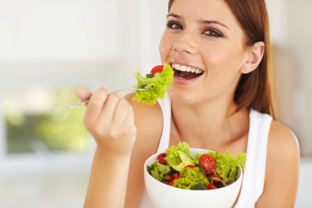 Cómo mejorar tu digestión con estos 4 consejos prácticos 1 Vida.es DIGESTION: HIDRATACIÓN ADECUADA Y CONTROLAR LOS HORARIOS DE COMIDA