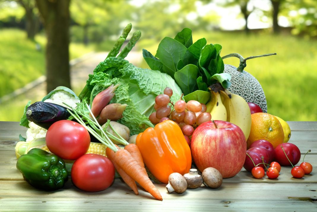 5 alimentos que debes consumir para aliviar la menopausia 2 Vida.es FRUTAS Y VERDURAS Y PESCADOS GRASOS