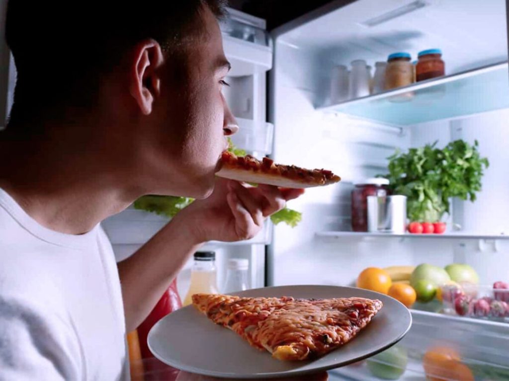 Así puedes reducir el antojo de comer compulsivamente 1 Vida.es Identificar los desencadenantes emocionales