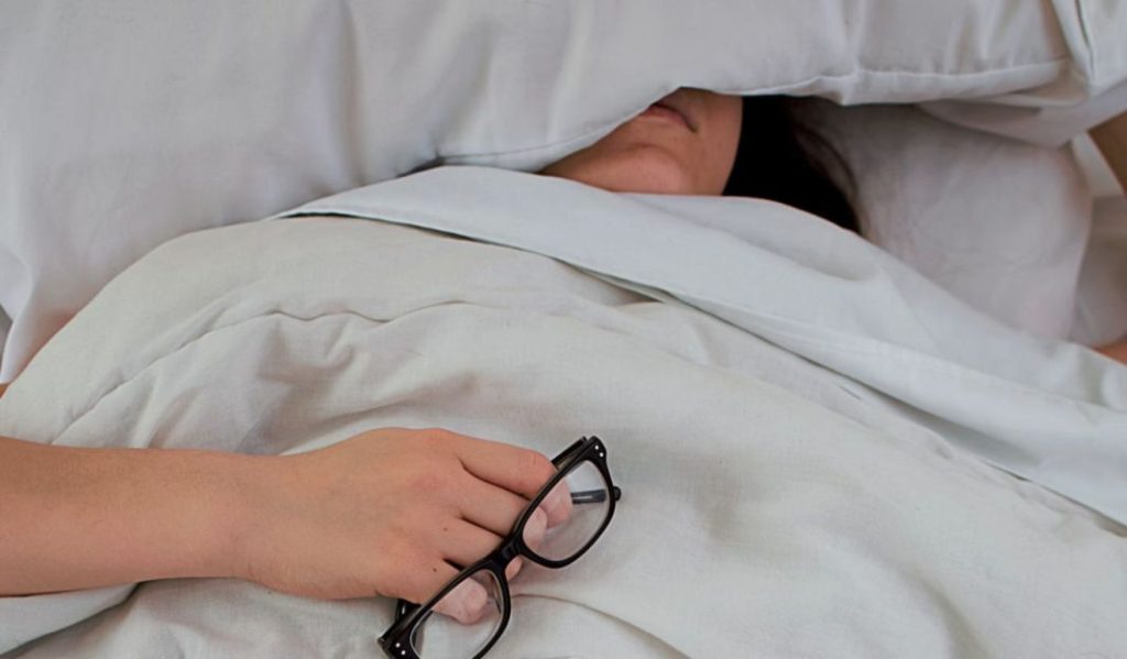 El hábito más importante para descansar bien no tiene nada que ver con las horas 2 Vida.es Impacto de la regularidad del sueño en el rendimiento diario